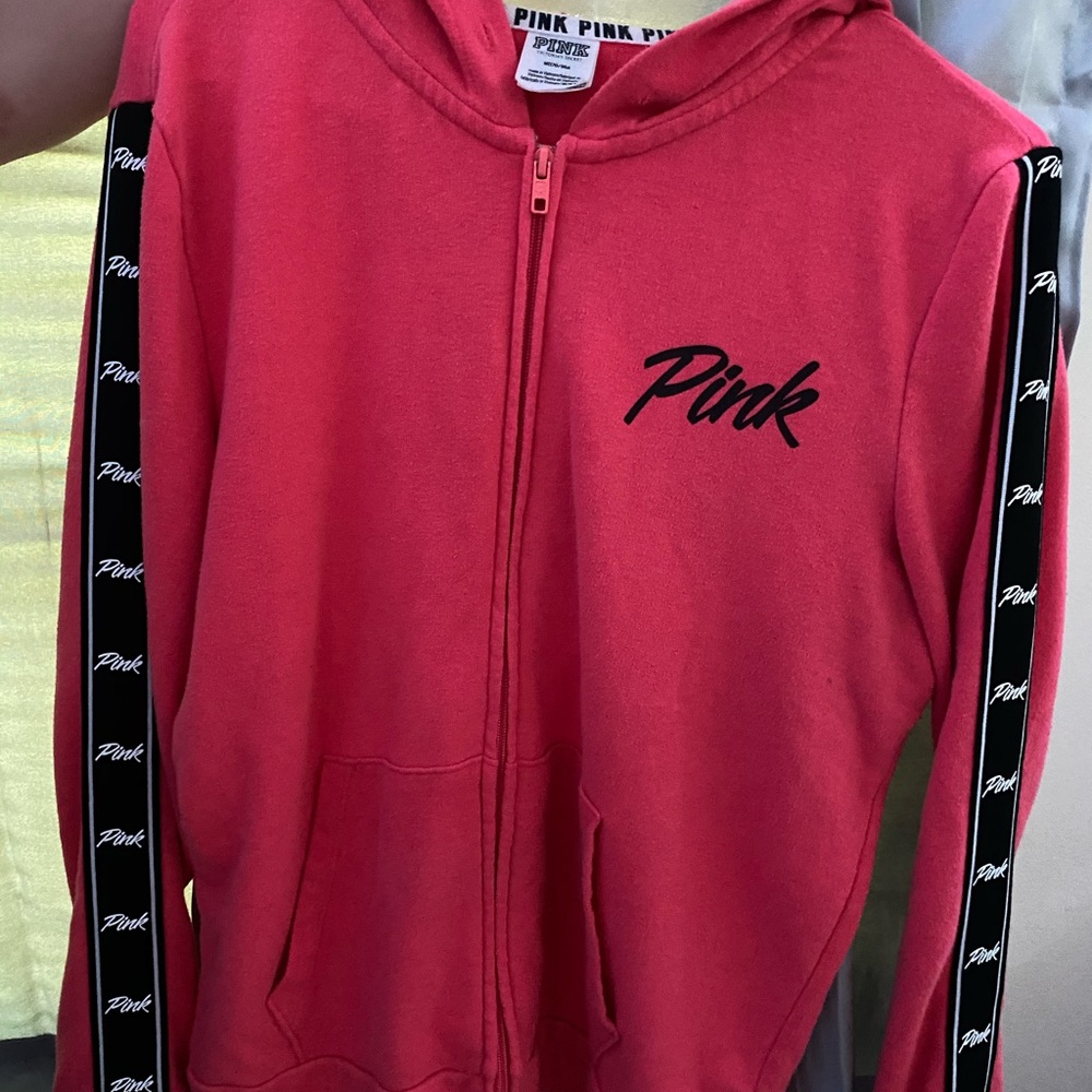 A pink sweater.🙂